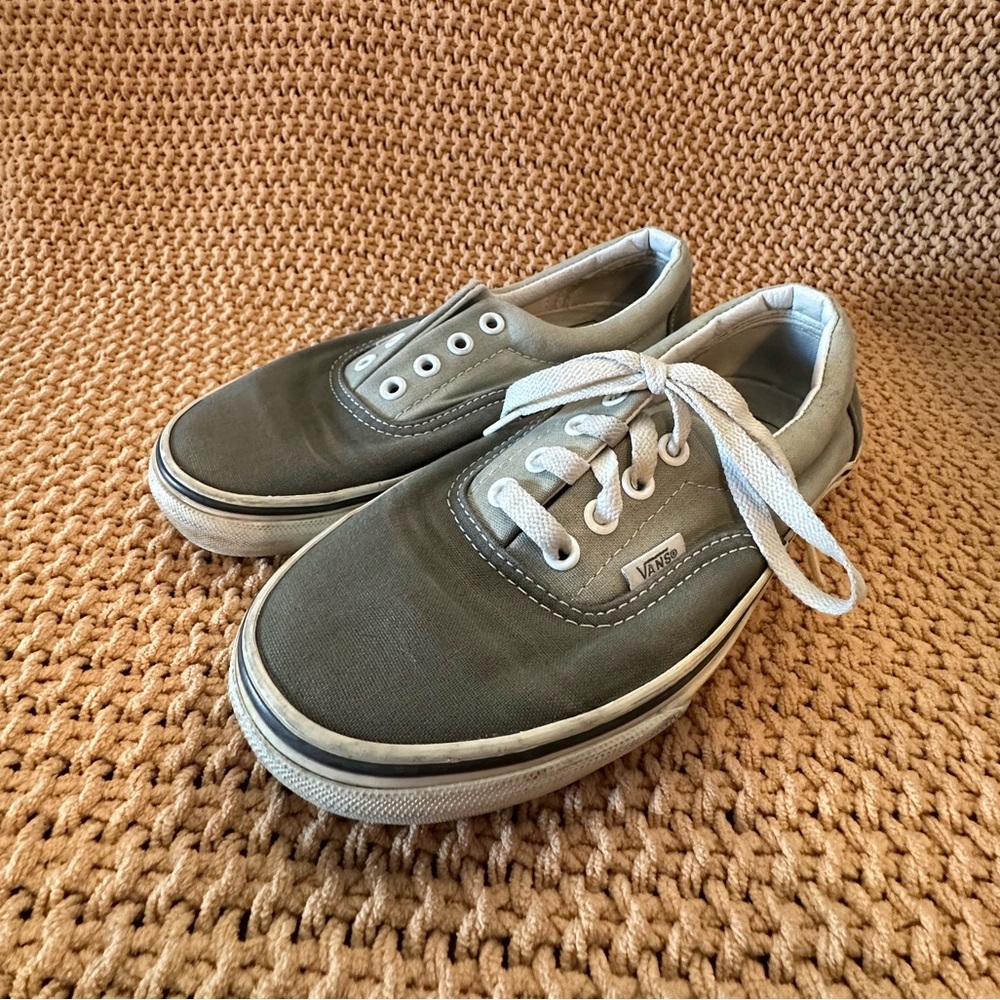 MENS size 4.5 2000’s two tone grey VANS.